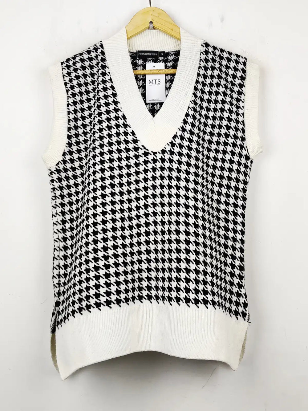 Buy online pre-used pre-loved 100% authentic & Original branded Prettylittlething (SL-1931) available in Pakistan. Top international brands avilable.