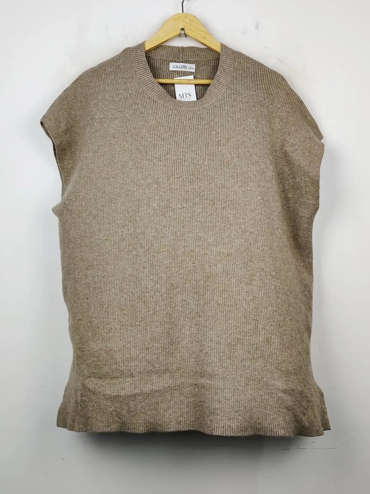 Buy online pre-used pre-loved 100% authentic & Original branded Gallery (SL-1935) available in Pakistan. Top international brands avilable.