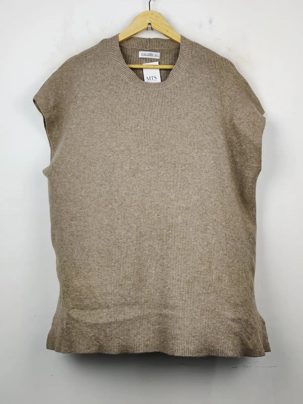 Buy online pre-used pre-loved 100% authentic & Original branded Gallery (SL-1935) available in Pakistan. Top international brands avilable.