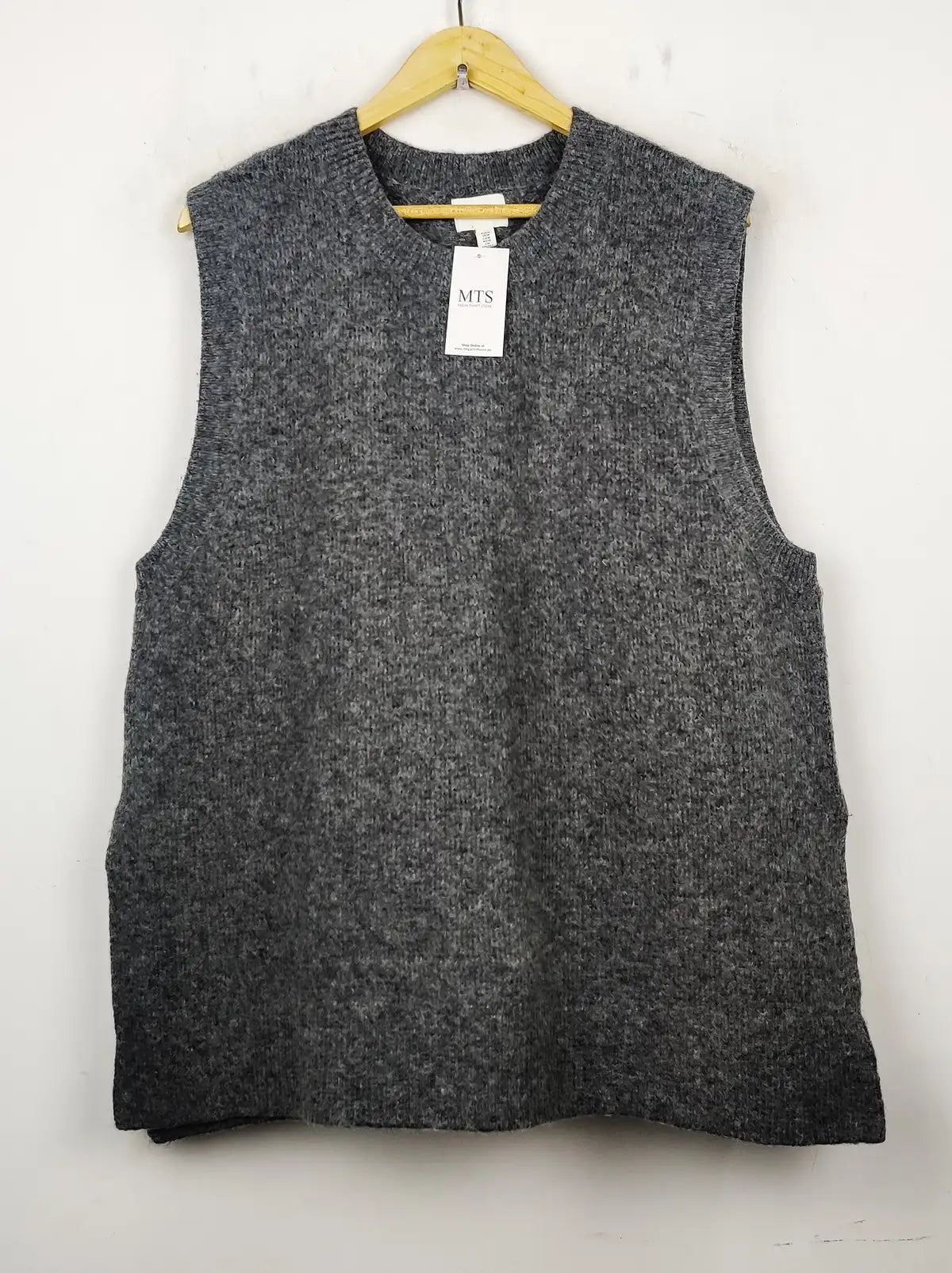 Buy online pre-used pre-loved 100% authentic & Original branded H&M (SL-1950) available in Pakistan. Top international brands avilable.