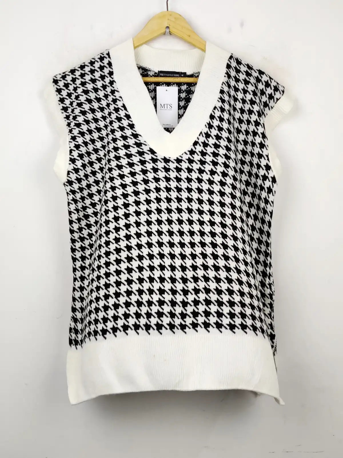 Buy online pre-used pre-loved 100% authentic & Original branded Pretty Little Thing (SL-1952) available in Pakistan. Top international brands avilable.