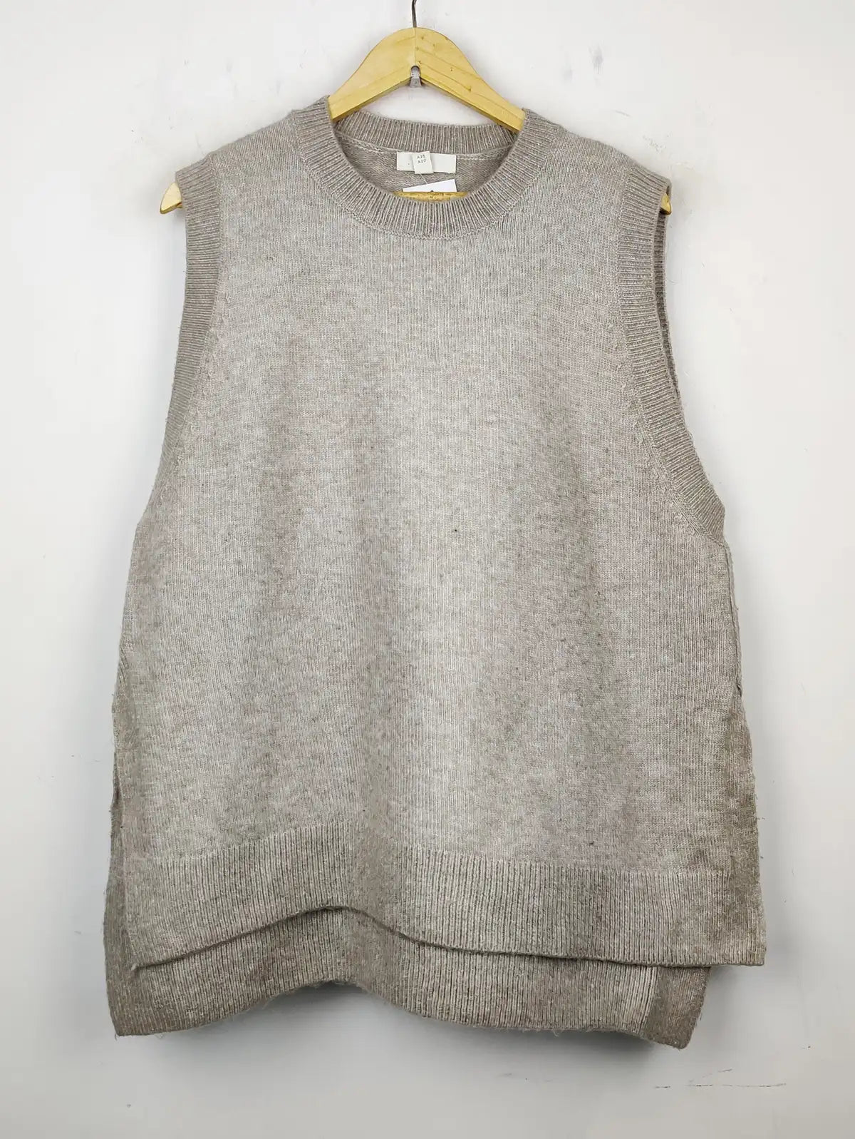 Buy online pre-used pre-loved 100% authentic & Original branded H&M (SL-1953) available in Pakistan. Top international brands avilable.