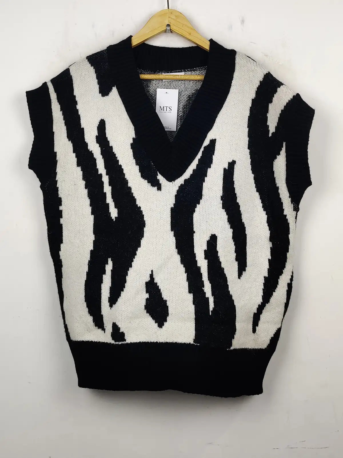 Buy online pre-used pre-loved 100% authentic & Original branded Papaya (SL-2029) available in Pakistan. Top international brands avilable.