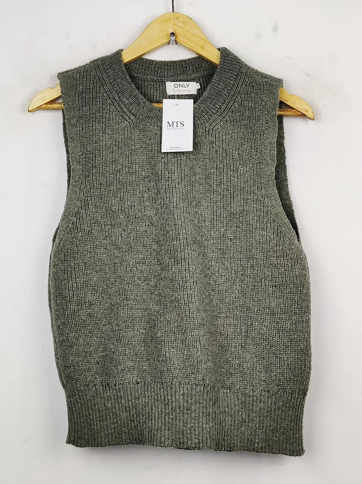 Buy online pre-used pre-loved 100% authentic & Original branded Only (SL-2188) available in Pakistan. Top international brands avilable.