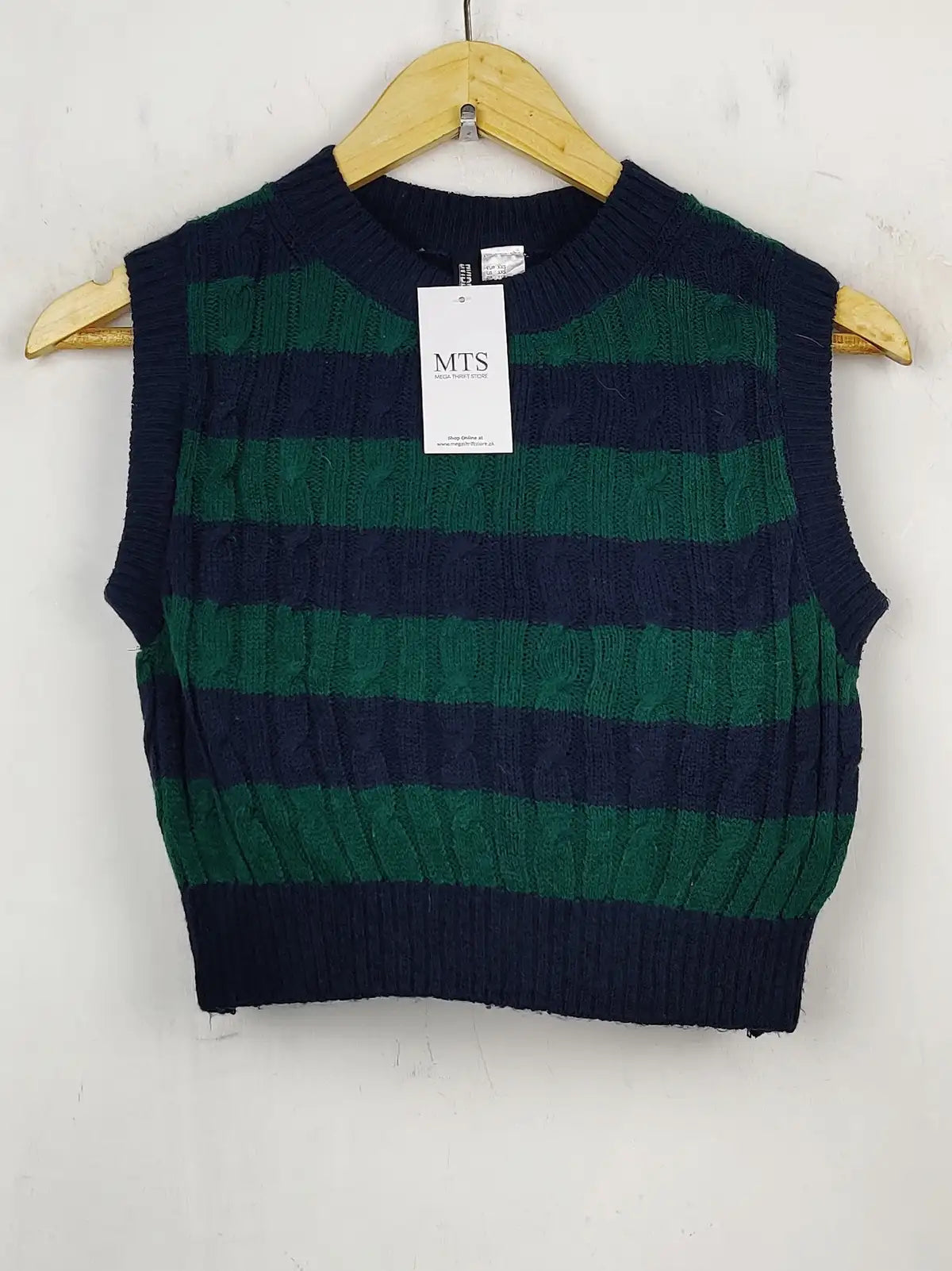 Buy online pre-used pre-loved 100% authentic & Original branded H&M (SL-2238) available in Pakistan. Top international brands avilable.