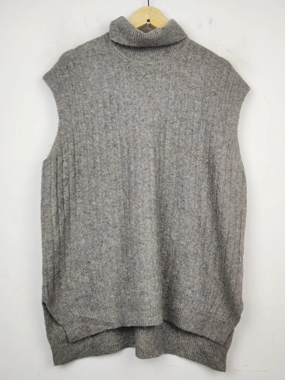 Buy online pre-used pre-loved 100% authentic & Original branded F&F (SL-2255) available in Pakistan. Top international brands avilable.