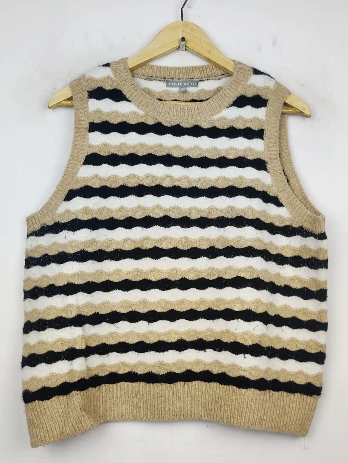 Buy online pre-used pre-loved 100% authentic & Original branded Oliver Bonas (SL-2287) available in Pakistan. Top international brands avilable.