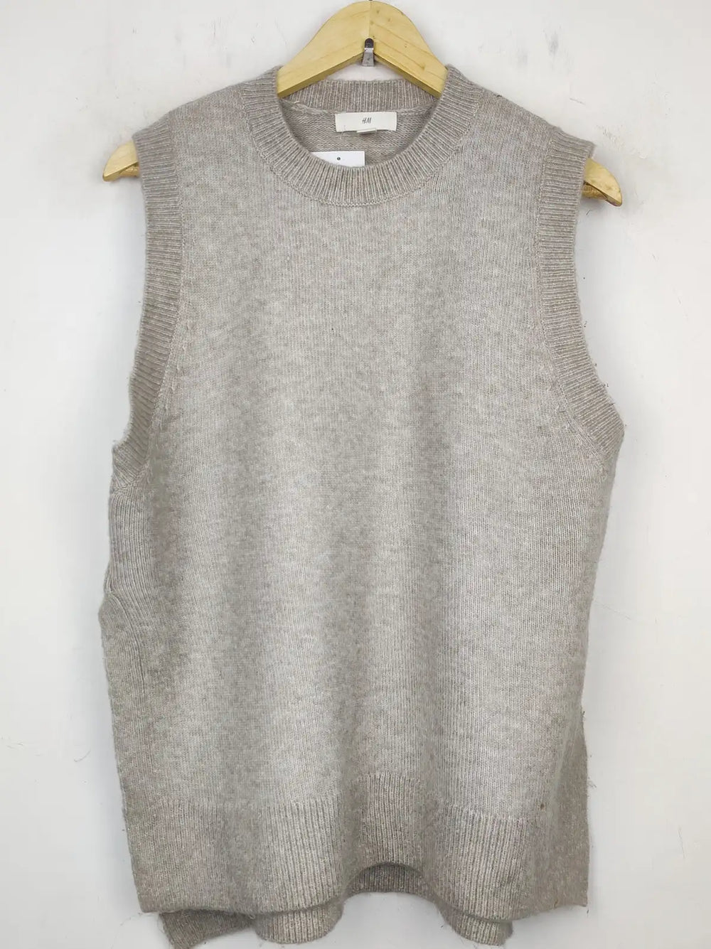 Buy online pre-used pre-loved 100% authentic & Original branded H&M (SL-2302) available in Pakistan. Top international brands avilable.