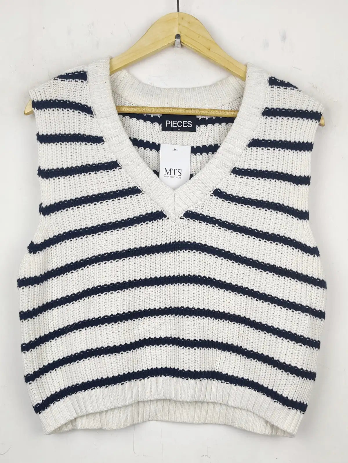 Buy online pre-used pre-loved 100% authentic & Original branded Pieces (SL-2304) available in Pakistan. Top international brands avilable.