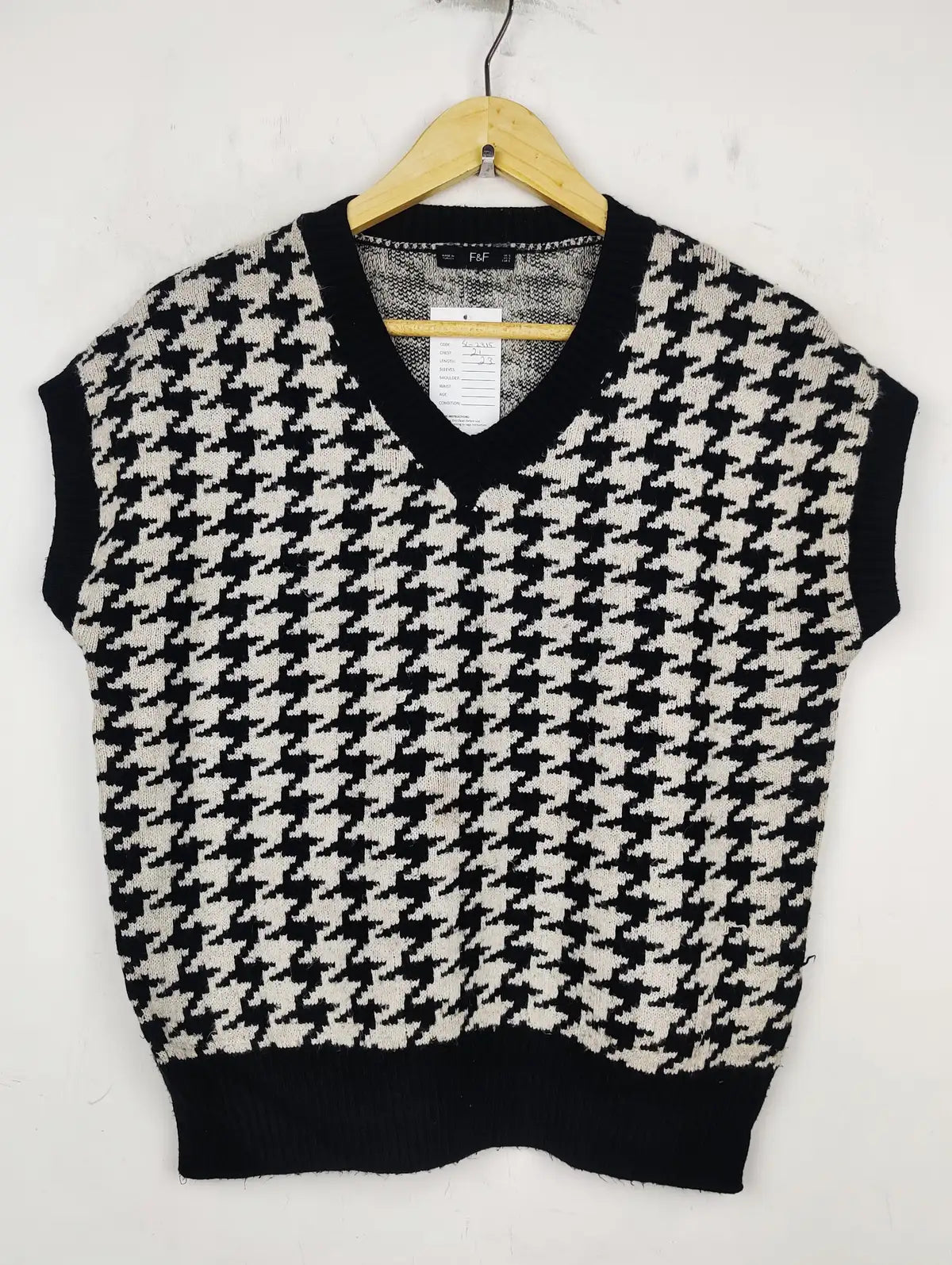 Buy online pre-used pre-loved 100% authentic & Original branded F&F (SL-2315) available in Pakistan. Top international brands avilable.