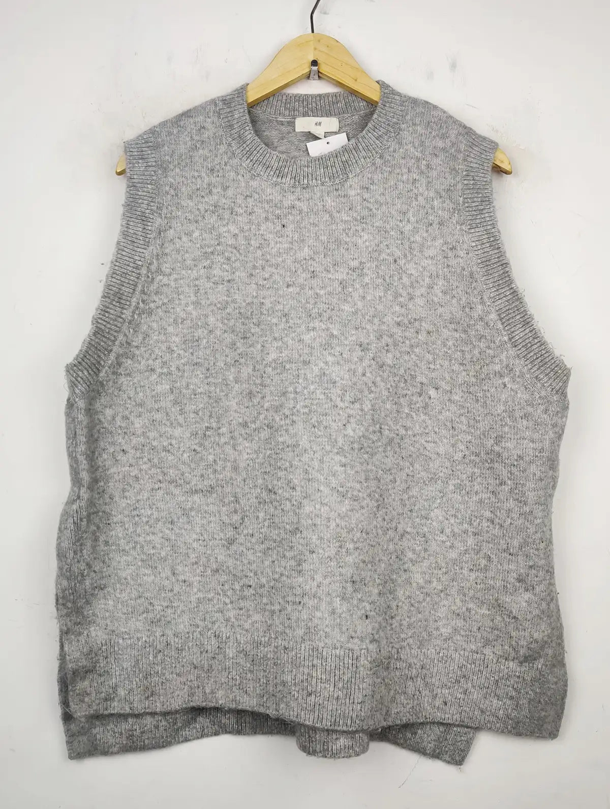 Buy online pre-used pre-loved 100% authentic & Original branded H&M (SL-2320) available in Pakistan. Top international brands avilable.