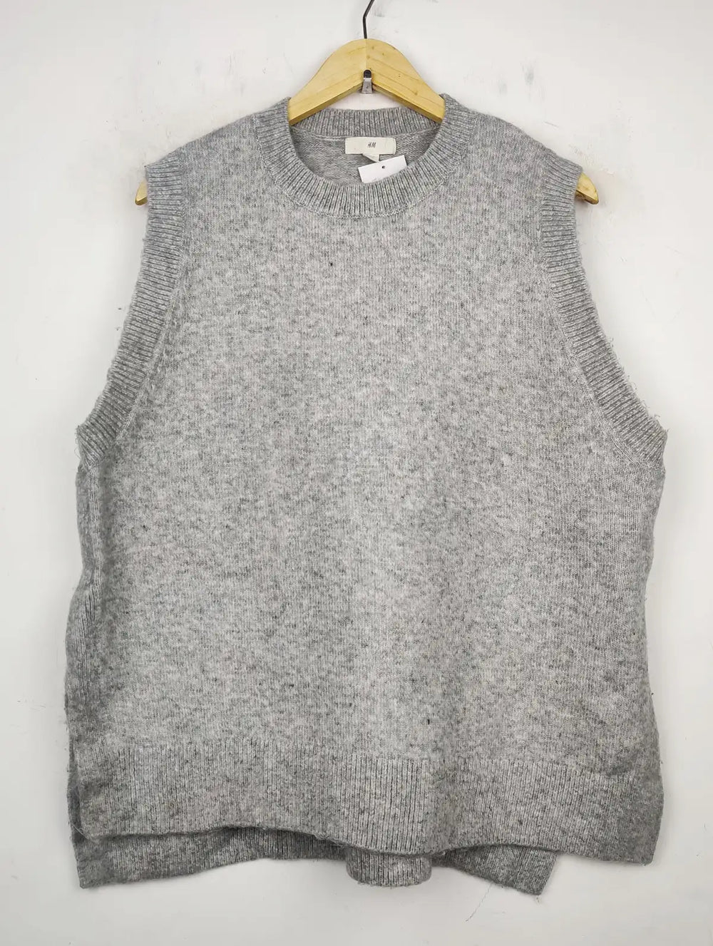 Buy online pre-used pre-loved 100% authentic & Original branded H&M (SL-2320) available in Pakistan. Top international brands avilable.