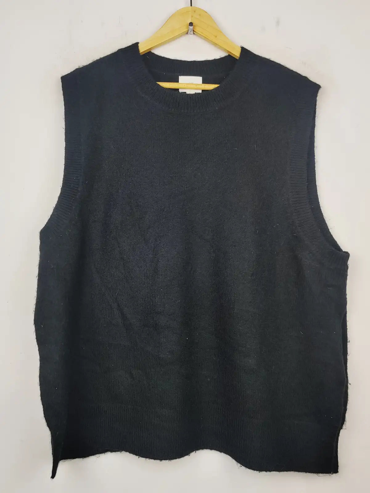 Buy online pre-used pre-loved 100% authentic & Original branded H&M (SL-2329) available in Pakistan. Top international brands avilable.