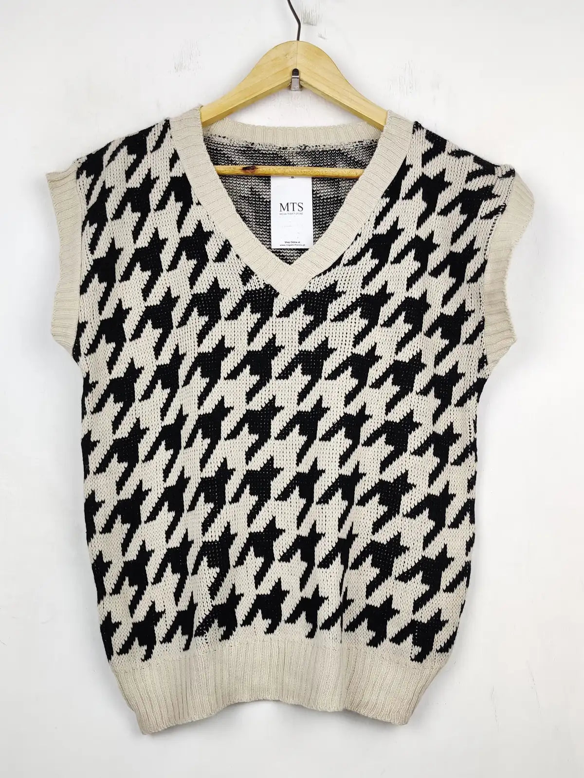 Buy online pre-used pre-loved 100% authentic & Original branded Unknown Brand (SL-2457) available in Pakistan. Top international brands avilable.