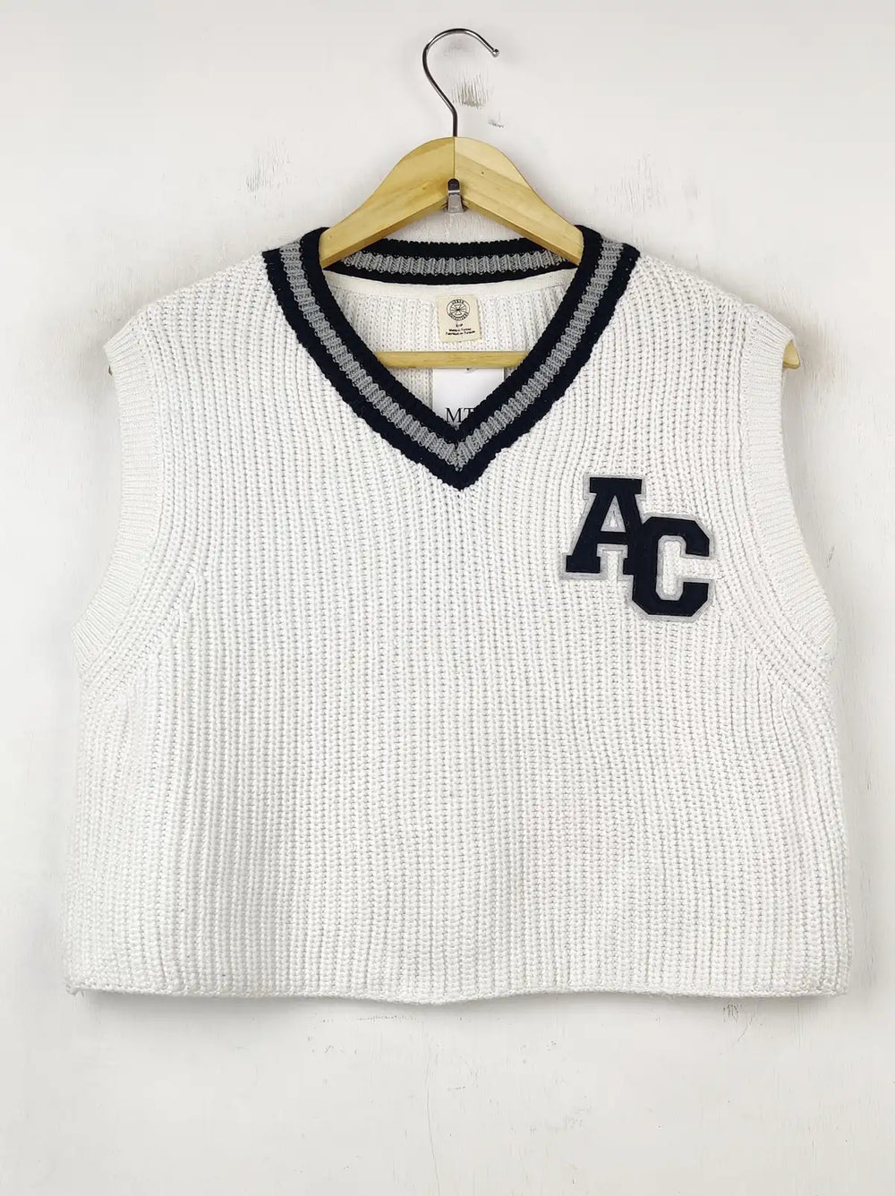 Buy online pre-used pre-loved 100% authentic & Original branded Outfitters (SL-2517) available in Pakistan. Top international brands avilable.