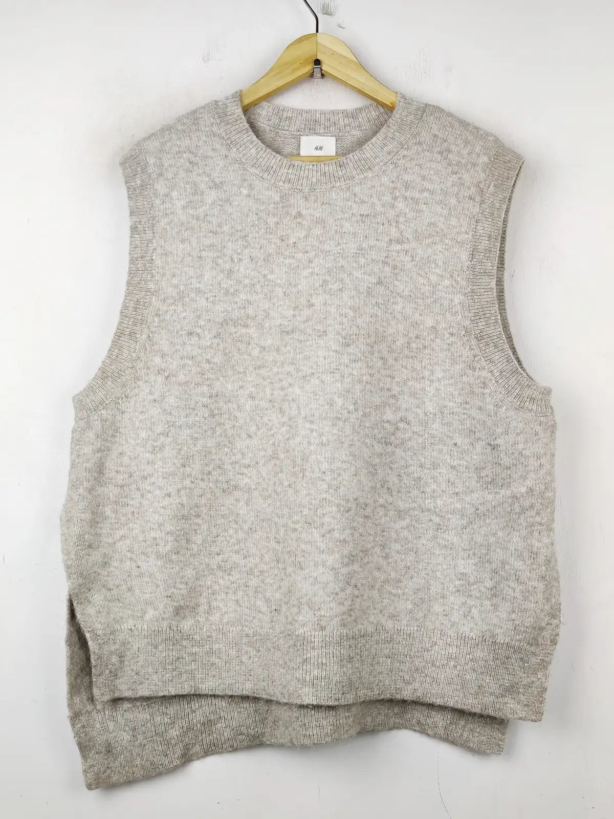 Buy online pre-used pre-loved 100% authentic & Original branded H&M (SL-2551) available in Pakistan. Top international brands avilable.