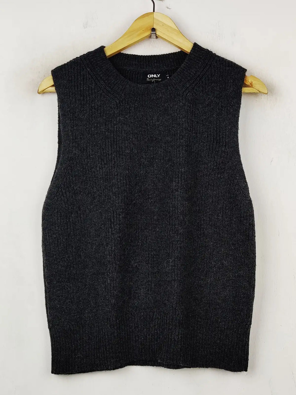 Buy online pre-used pre-loved 100% authentic & Original branded Only (SL-2595) available in Pakistan. Top international brands avilable.