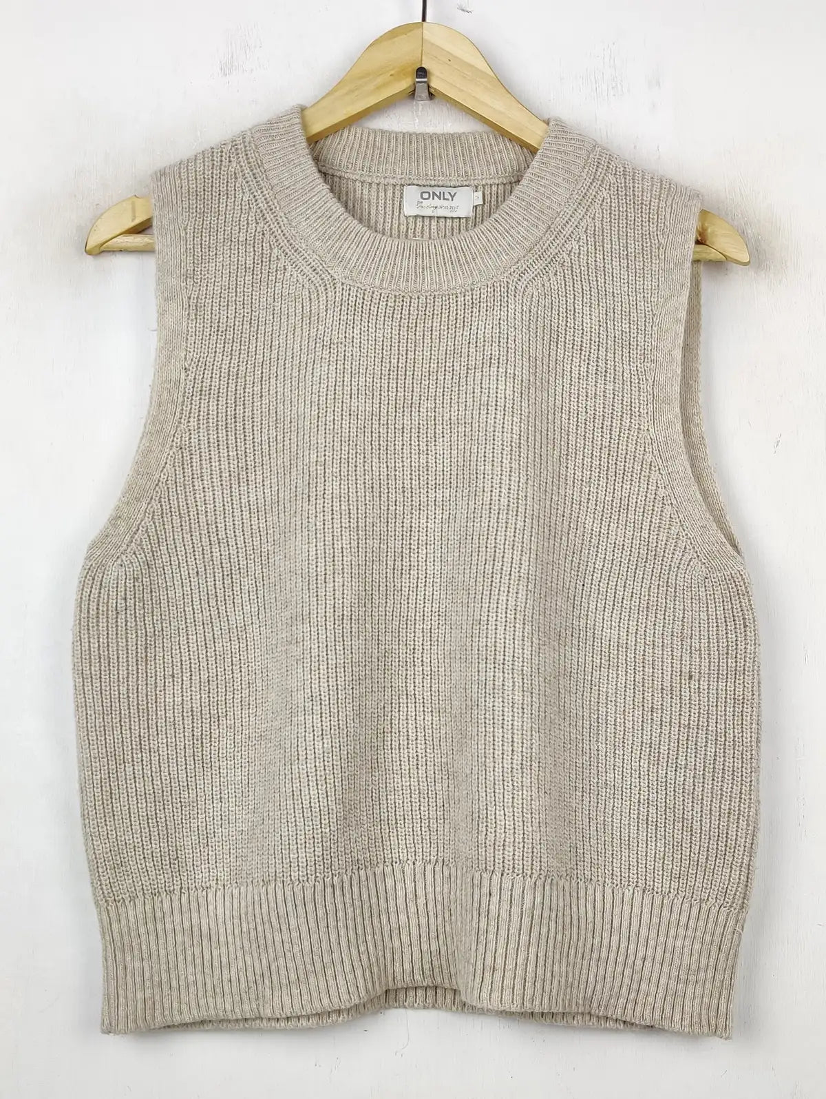 Buy online pre-used pre-loved 100% authentic & Original branded Only (SL-2821) available in Pakistan. Top international brands avilable.