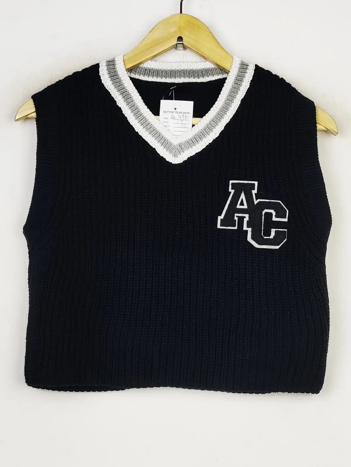 Buy online pre-used pre-loved 100% authentic & Original branded Urban Outfitters (SL-2981) available in Pakistan. Top international brands avilable.