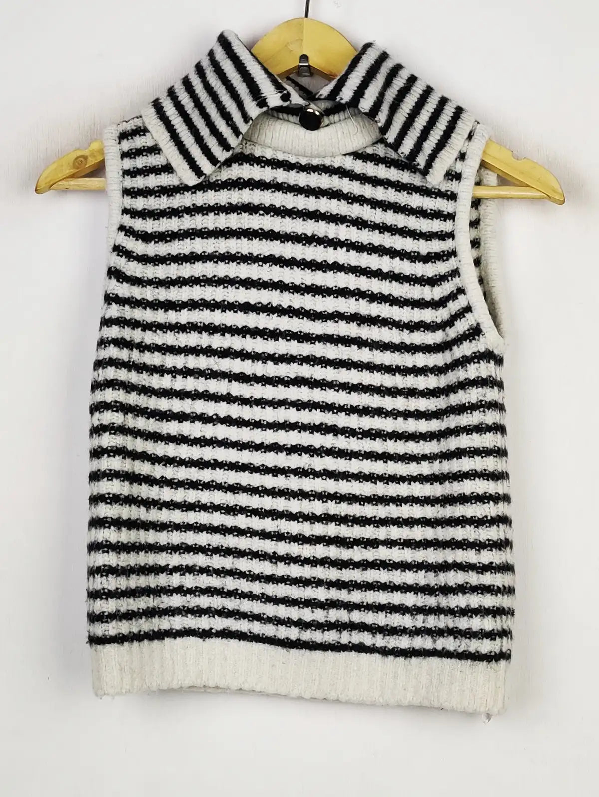 Buy online pre-used pre-loved 100% authentic & Original branded Unknown Brand (SL-3066) available in Pakistan. Top international brands avilable.