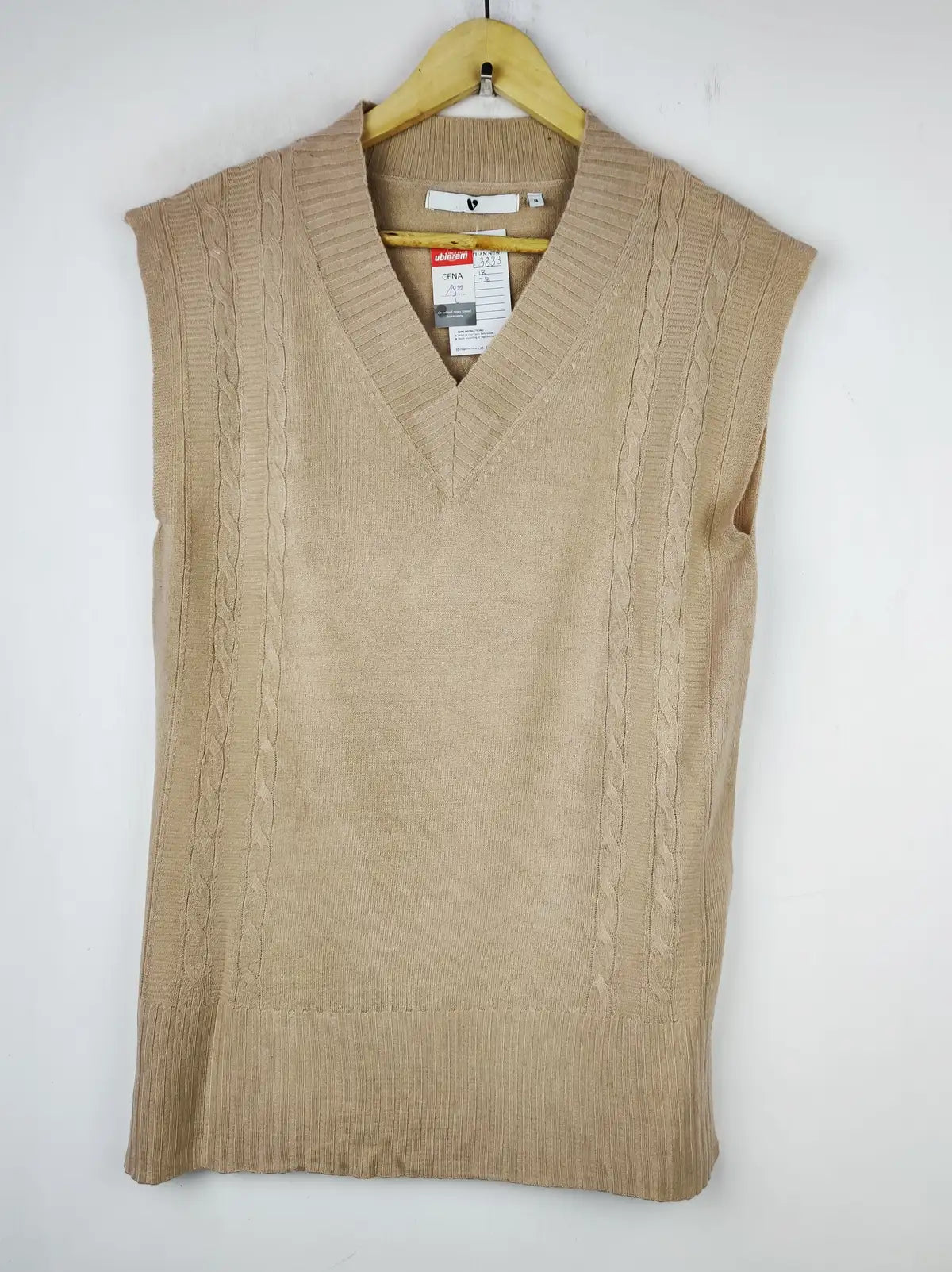 Buy online pre-used pre-loved 100% authentic & Original branded V (SL-3833) available in Pakistan. Top international brands avilable.