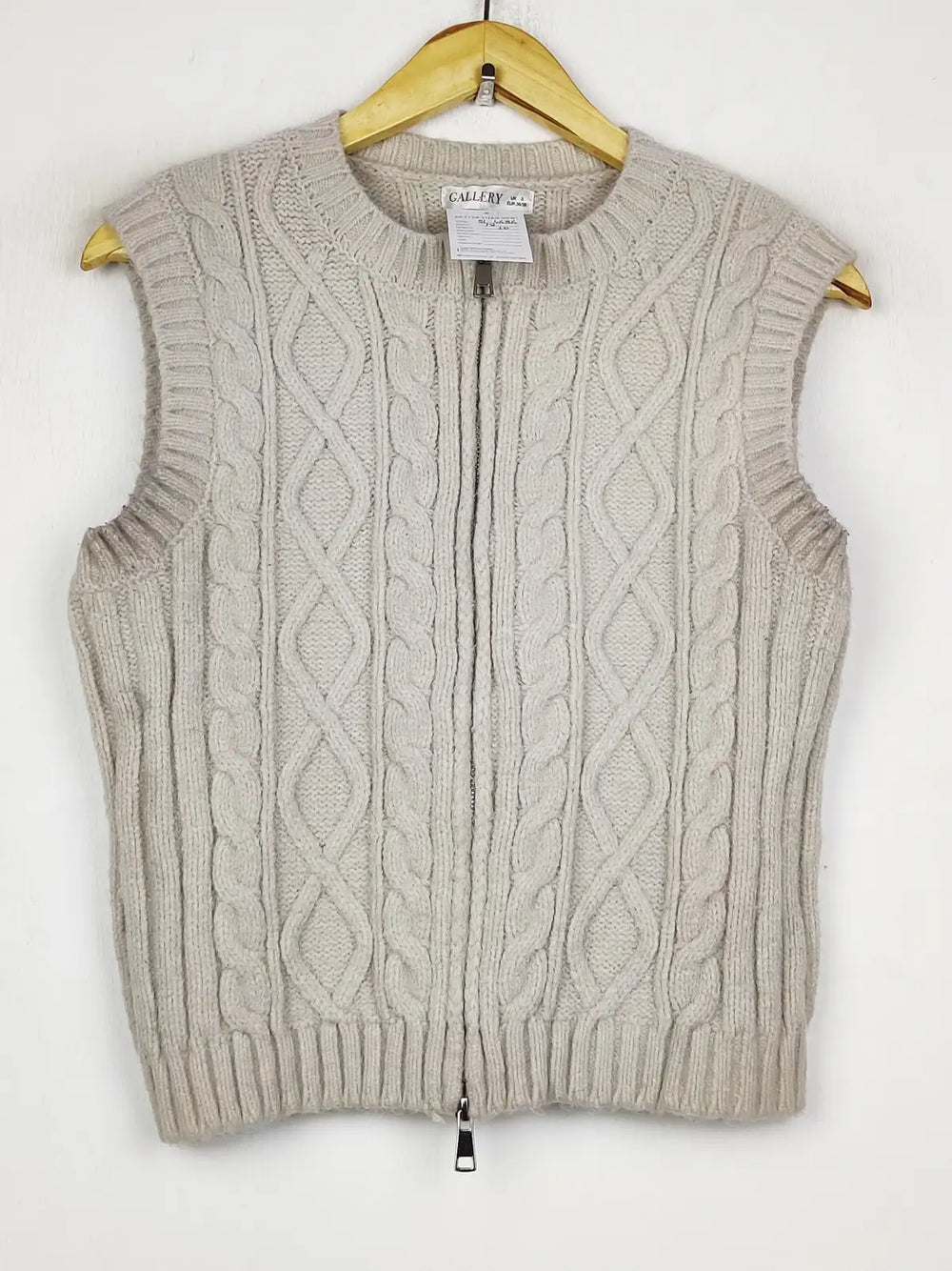 Buy online pre-used pre-loved 100% authentic & Original branded Gallery (SL-4686) available in Pakistan. Top international brands avilable.