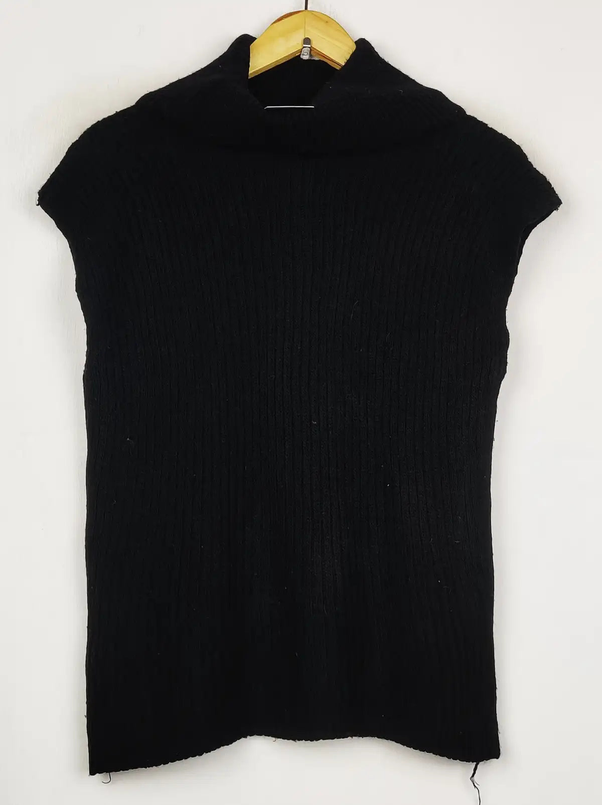 Buy online pre-used pre-loved 100% authentic & Original branded Unknown Brand (SL-4687) available in Pakistan. Top international brands avilable.