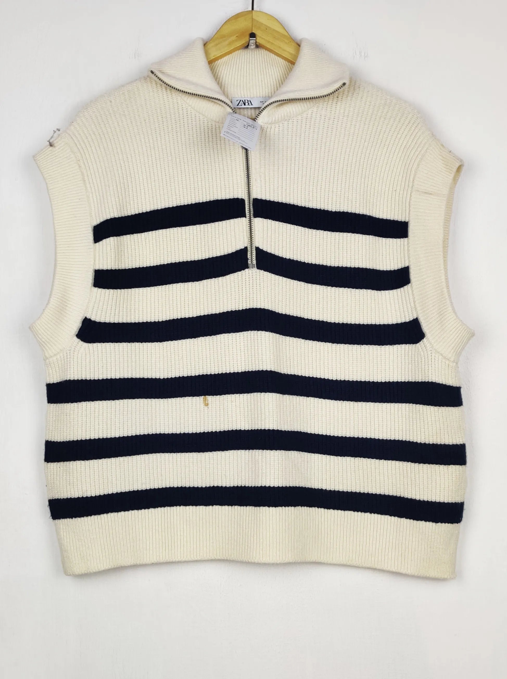 Buy online pre-used pre-loved 100% authentic & Original branded Zara (SL-4884) available in Pakistan. Top international brands avilable.