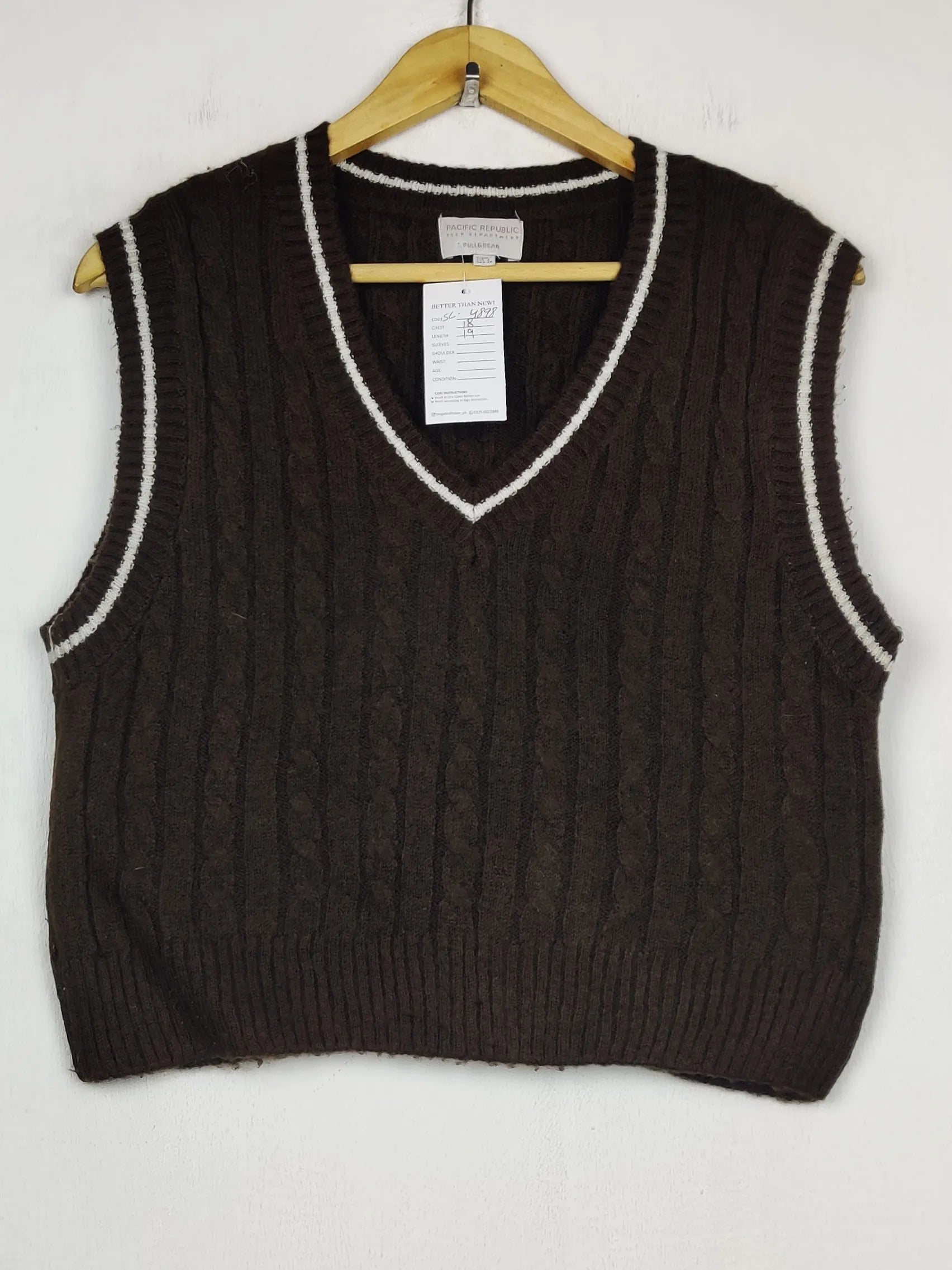 Buy online pre-used pre-loved 100% authentic & Original branded Pull & Bear (SL-4898) available in Pakistan. Top international brands avilable.