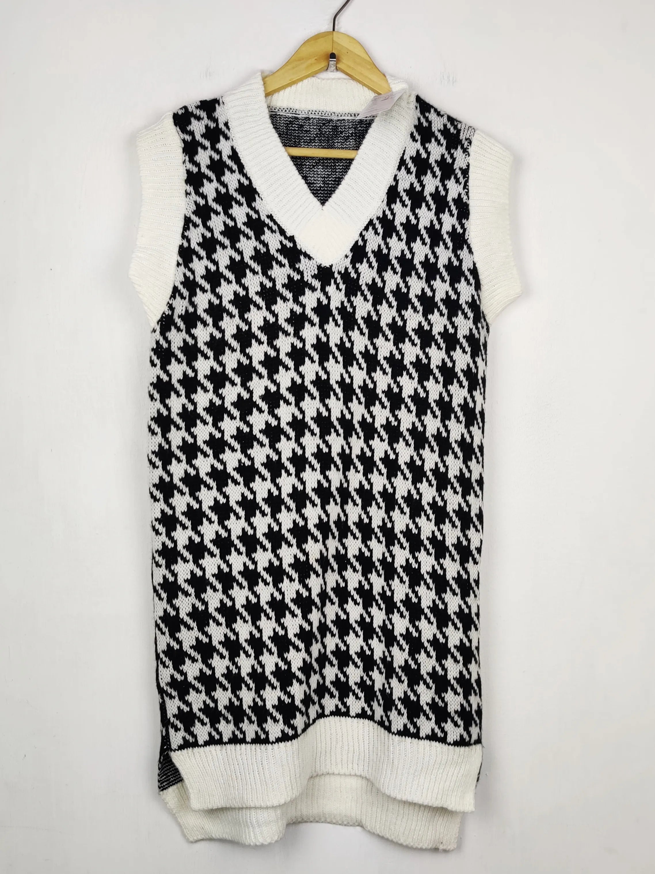 Buy online pre-used pre-loved 100% authentic & Original branded Unknown Brand (SL-5102) available in Pakistan. Top international brands avilable.