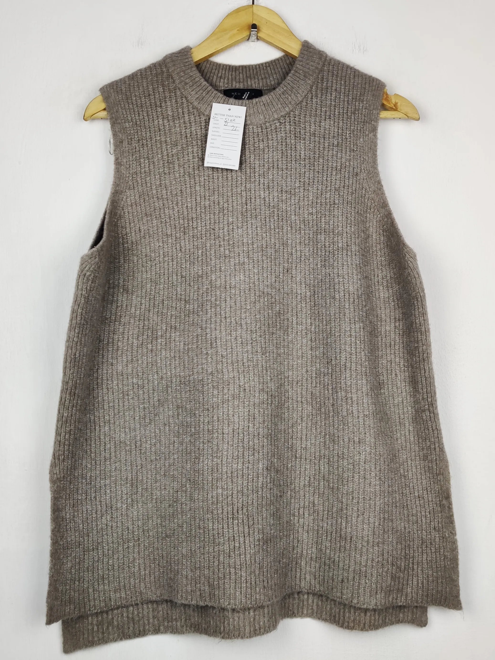 Buy online pre-used pre-loved 100% authentic & Original branded New Look (SL-5122) available in Pakistan. Top international brands avilable.