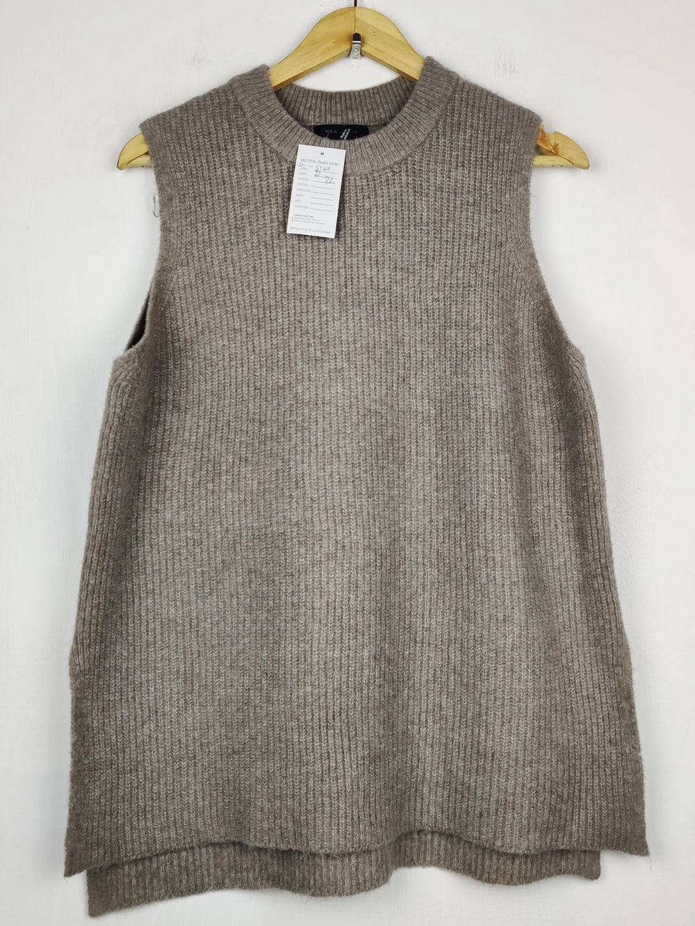 Buy online pre-used pre-loved 100% authentic & Original branded New Look (SL-5122) available in Pakistan. Top international brands avilable.