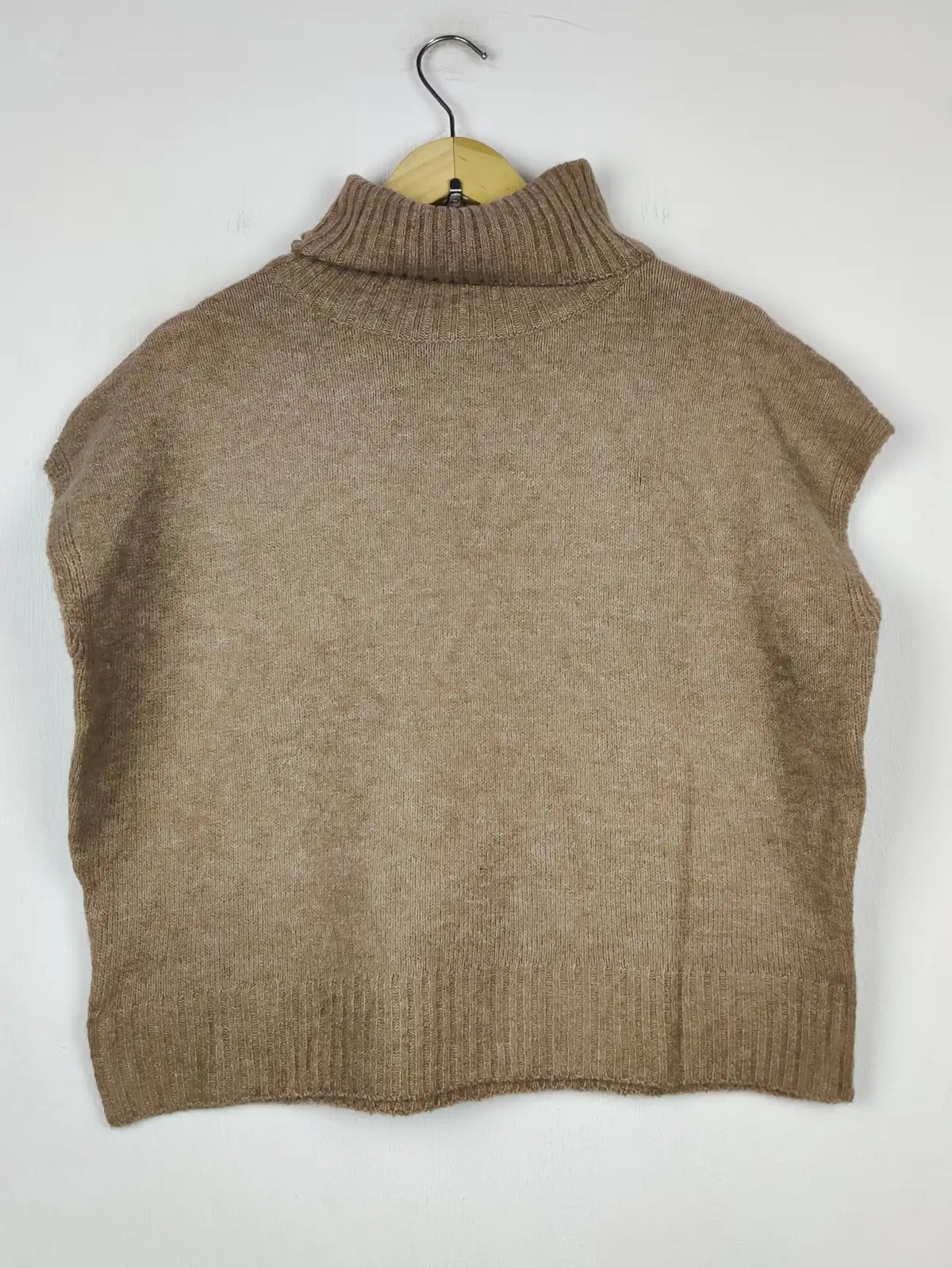 Buy online pre-used pre-loved 100% authentic & Original branded Unknown Brand (SL-5316) available in Pakistan. Top international brands avilable.