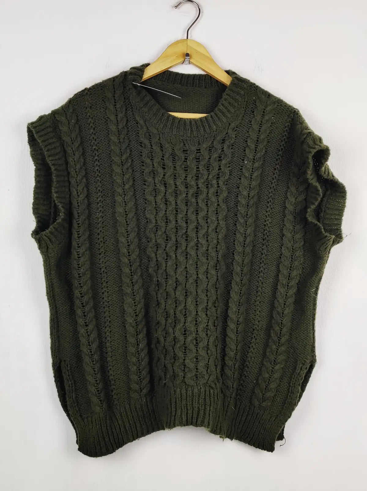 Buy online pre-used pre-loved 100% authentic & Original branded Unknown Brand (SL-5557) available in Pakistan. Top international brands avilable.