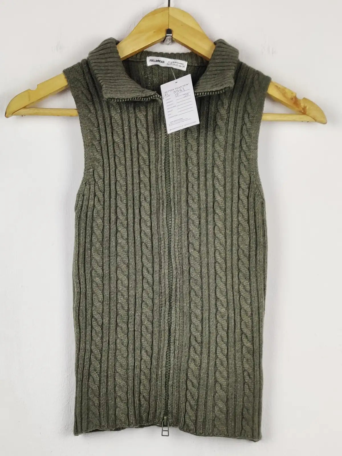 Buy online pre-used pre-loved 100% authentic & Original branded Pull&Bears (SL-5561) available in Pakistan. Top international brands avilable.