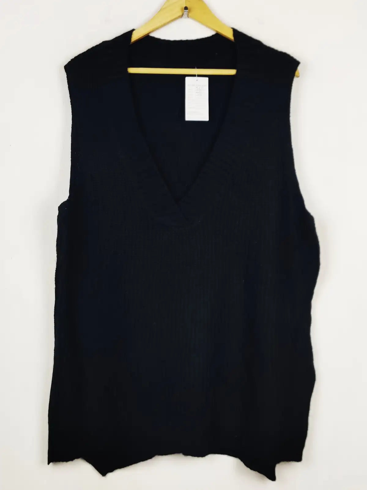 Buy online pre-used pre-loved 100% authentic & Original branded Unknown Brand (SL-5611) available in Pakistan. Top international brands avilable.