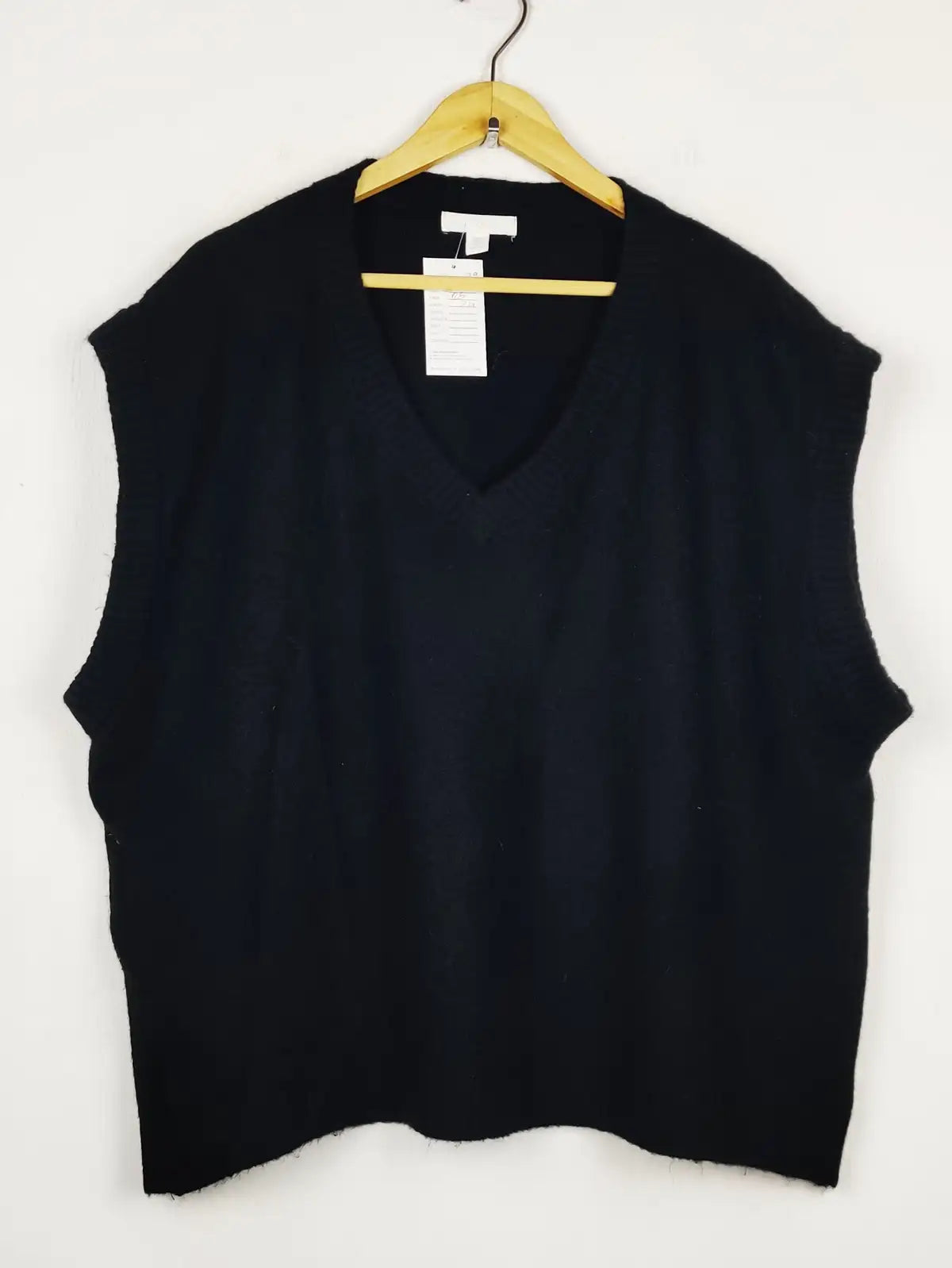 Buy online pre-used pre-loved 100% authentic & Original branded H&M (SL-5779) available in Pakistan. Top international brands avilable.