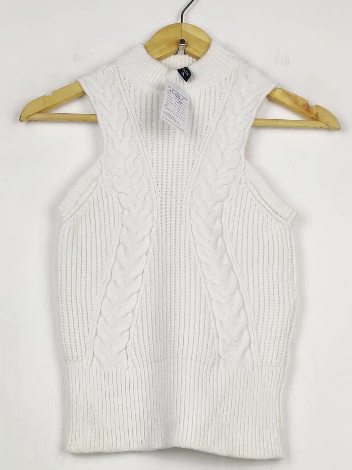 Buy online pre-used pre-loved 100% authentic & Original branded Guess (SL-5815) available in Pakistan. Top international brands avilable.