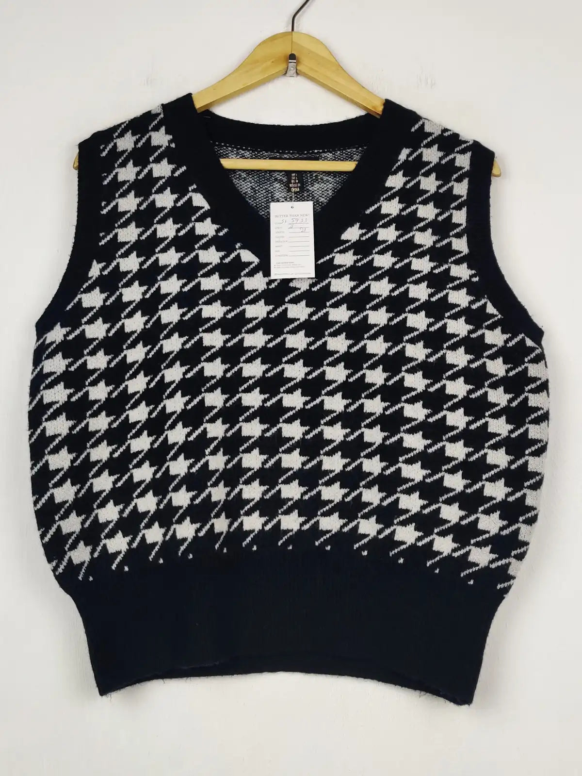 Buy online pre-used pre-loved 100% authentic & Original branded Qed London (SL-5933) available in Pakistan. Top international brands avilable.