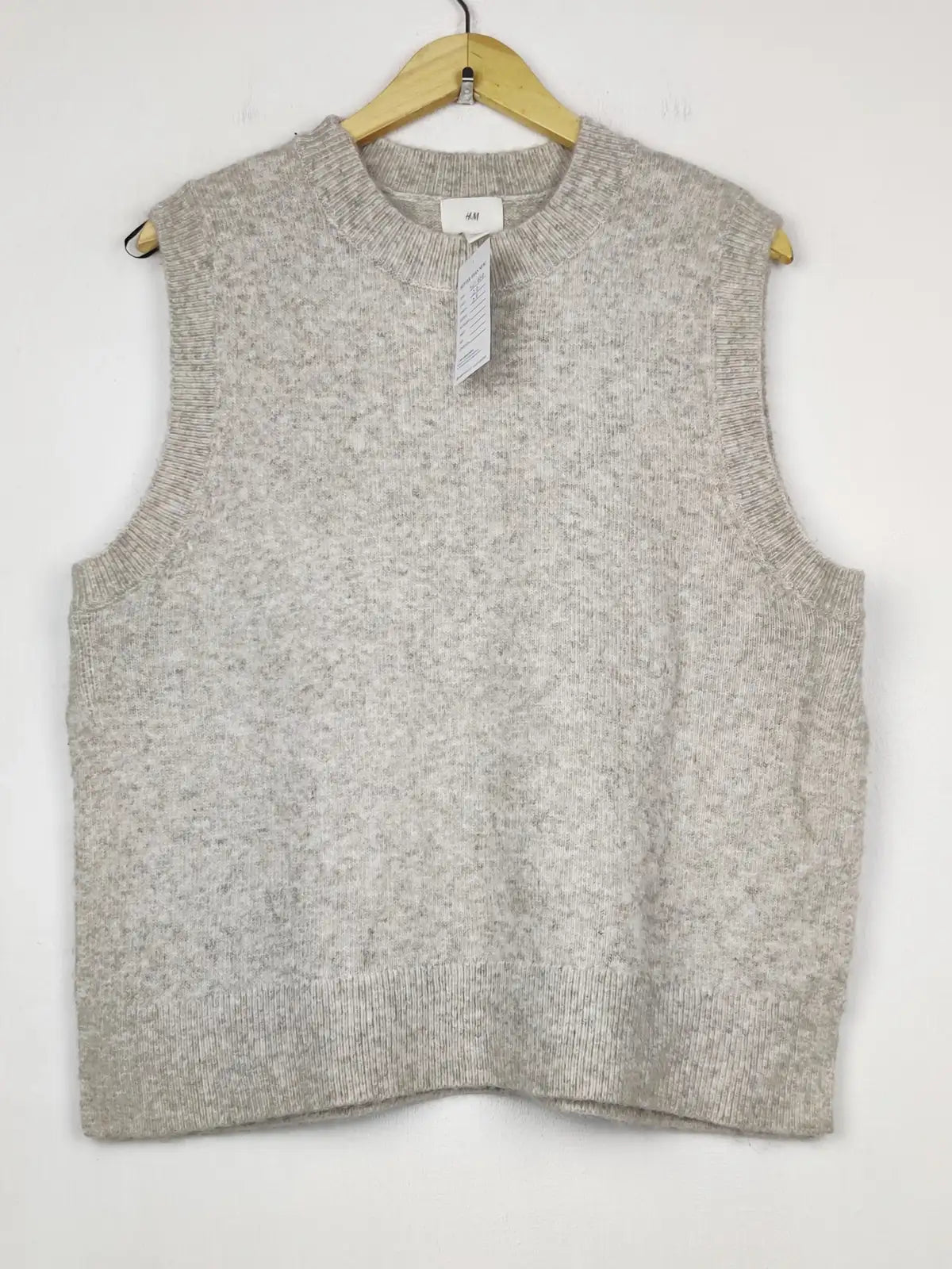 Buy online pre-used pre-loved 100% authentic & Original branded H&M (SL-6018) available in Pakistan. Top international brands avilable.