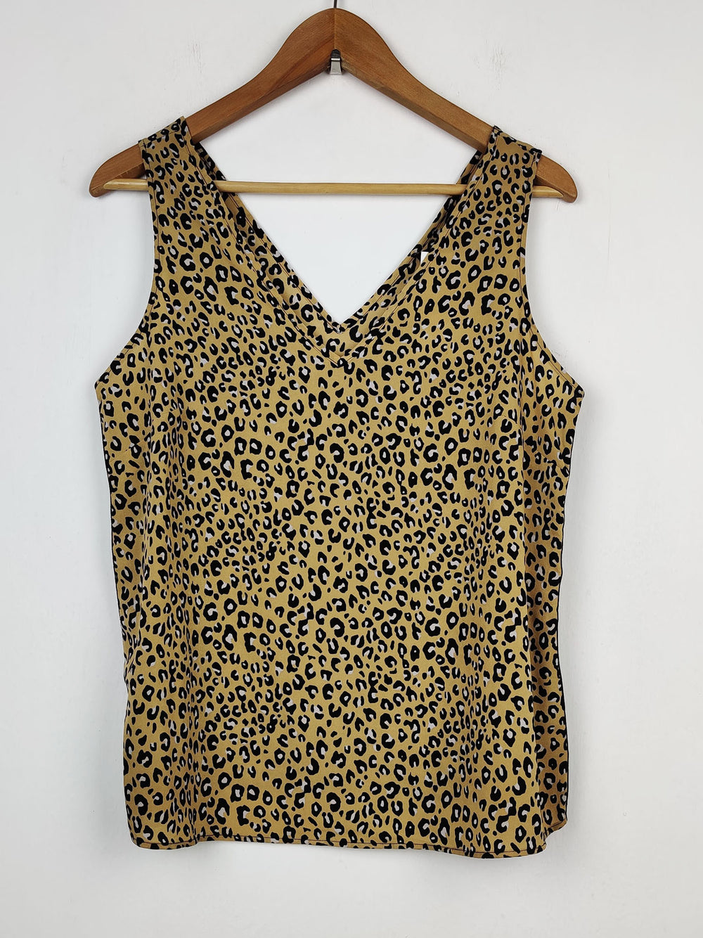 Buy online pre-used pre-loved 100% authentic & Original branded Marks & Spencer (SWT-1049) available in Pakistan. Top international brands avilable.