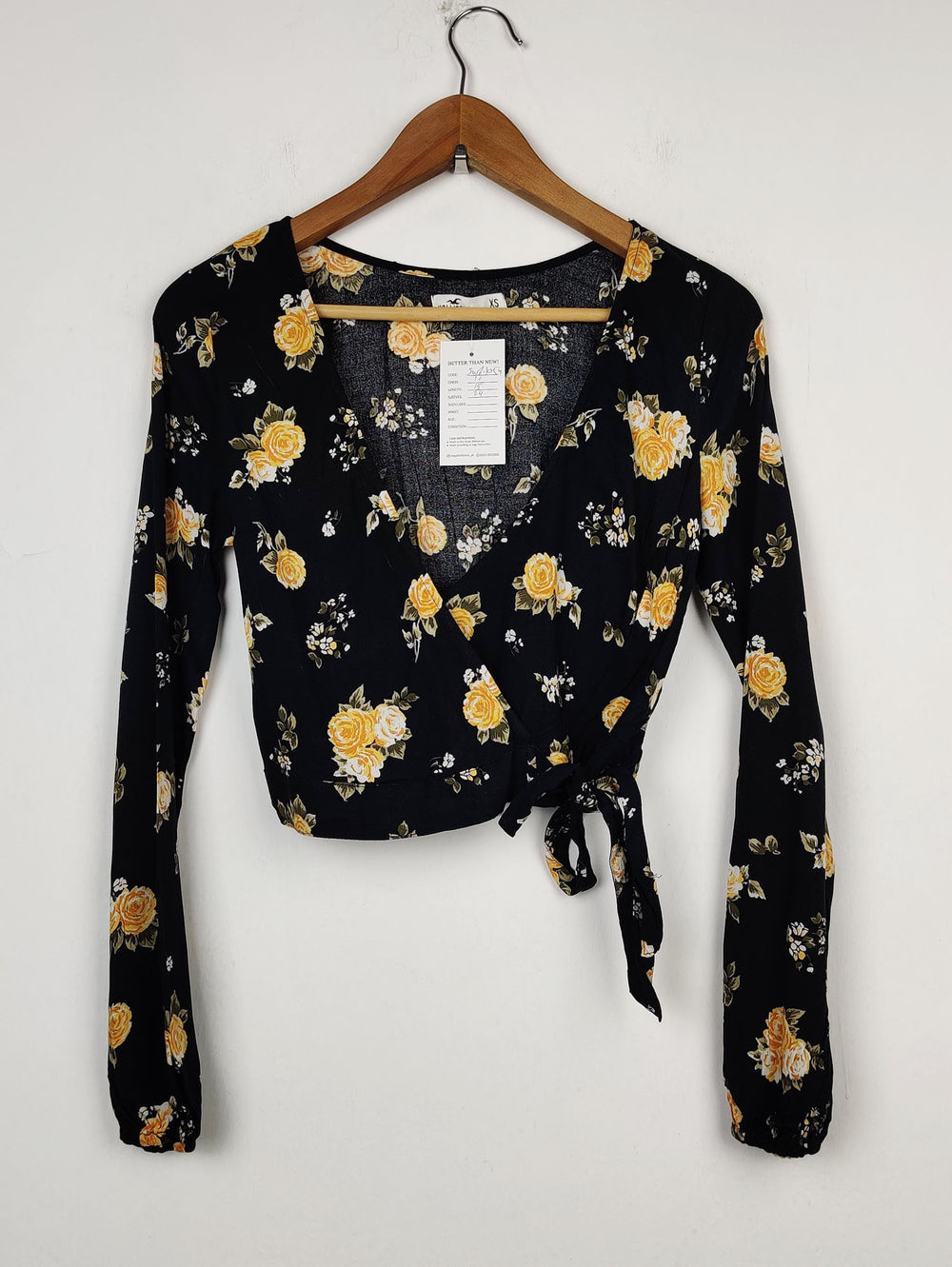 Buy online pre-used pre-loved 100% authentic & Original branded Hollister (SWT-1054) available in Pakistan. Top international brands avilable.