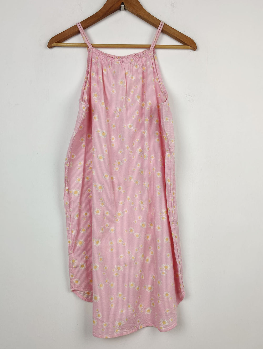 Buy online pre-used pre-loved 100% authentic & Original branded H&M (SWT-1068) available in Pakistan. Top international brands avilable.