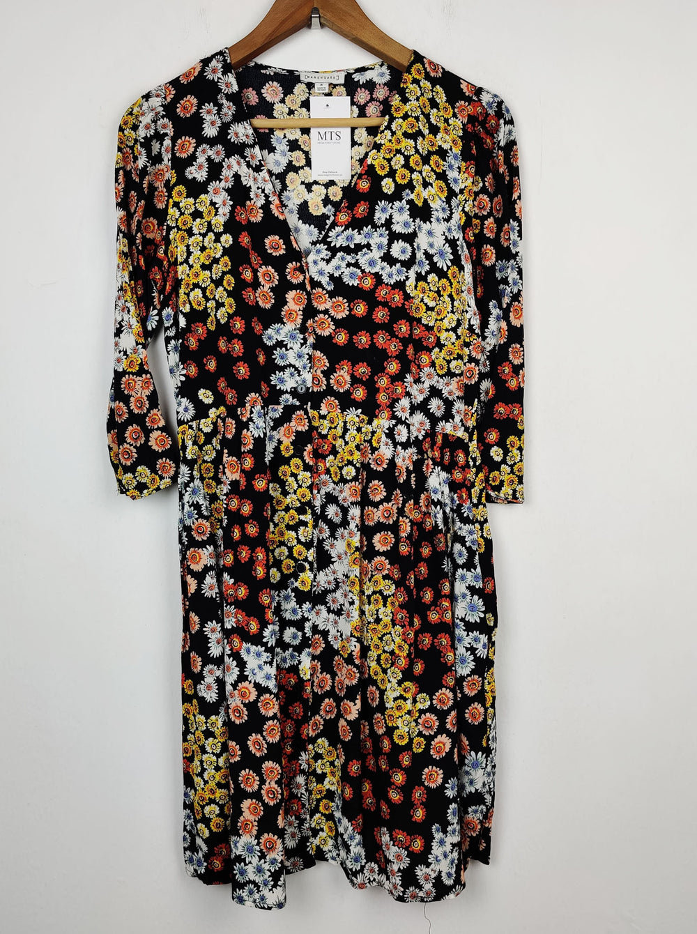 Buy online pre-used pre-loved 100% authentic & Original branded Warehouse (SWT-1070) available in Pakistan. Top international brands avilable.