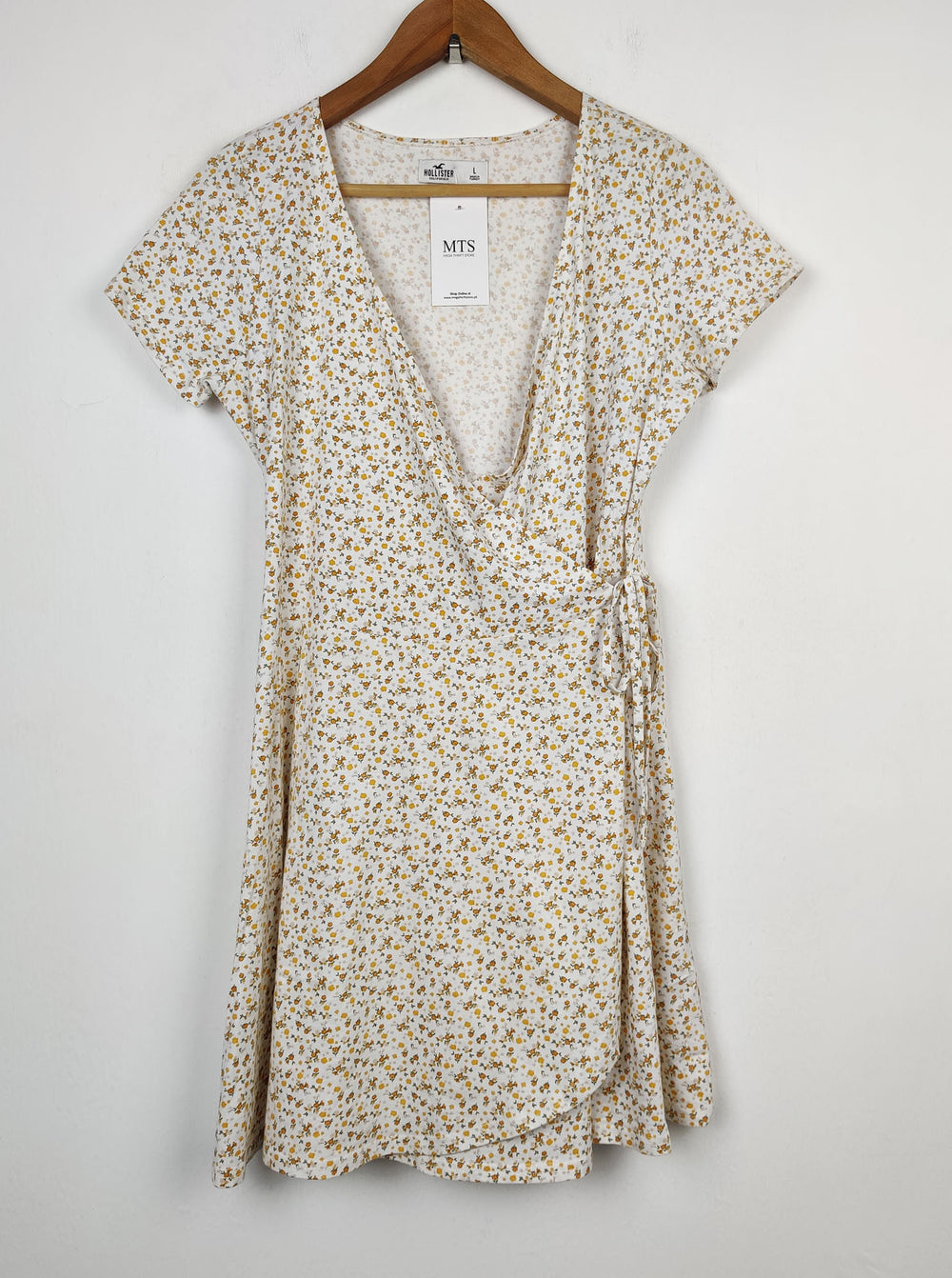 Buy online pre-used pre-loved 100% authentic & Original branded Hollister (SWT-1118) available in Pakistan. Top international brands avilable.