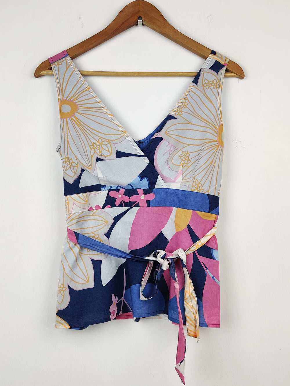 Buy online pre-used pre-loved 100% authentic & Original branded Tommy Hilfiger (SWT-1182) available in Pakistan. Top international brands avilable.