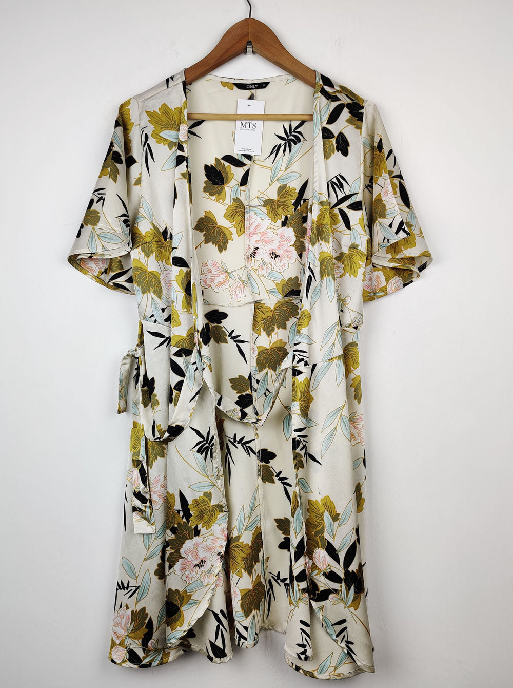 Buy online pre-used pre-loved 100% authentic & Original branded Only (SWT-1245) available in Pakistan. Top international brands avilable.