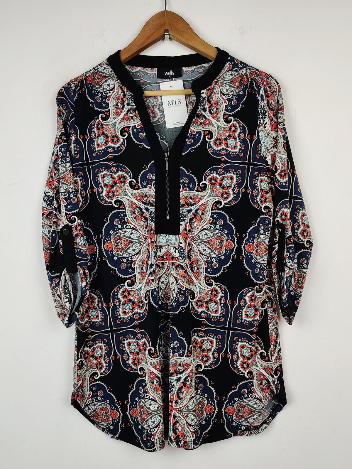 Buy online pre-used pre-loved 100% authentic & Original branded Wallis (SWT-1348) available in Pakistan. Top international brands avilable.