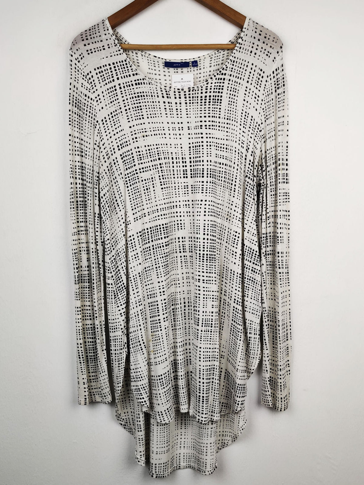 Buy online pre-used pre-loved 100% authentic & Original branded Apt.9 (SWT-1440) available in Pakistan. Top international brands avilable.