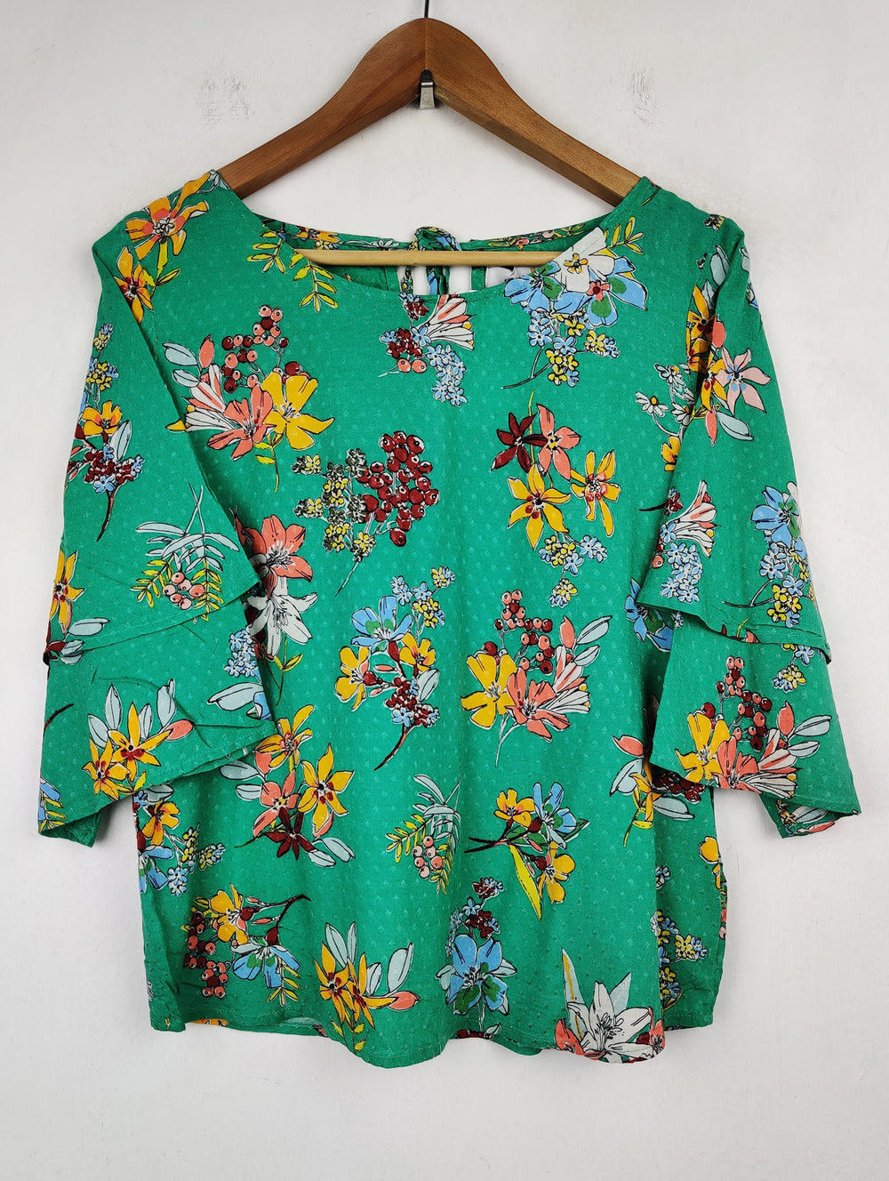 Buy online pre-used pre-loved 100% authentic & Original branded Marks & Spencer (SWT-146) available in Pakistan. Top international brands avilable.